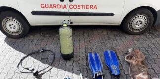 Pesca di frodo, sommozzatore bloccato e multato a Portici. Raccoglieva cozze con le bombole
