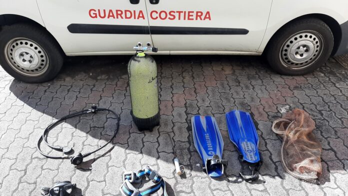 Pesca di frodo, sommozzatore bloccato e multato a Portici. Raccoglieva cozze con le bombole