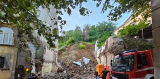 Castellammare, frana nella zona collinare: cede un muro, famiglie evacuate in via precauzionale