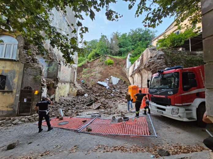 Castellammare, frana nella zona collinare: cede un muro, famiglie evacuate in via precauzionale