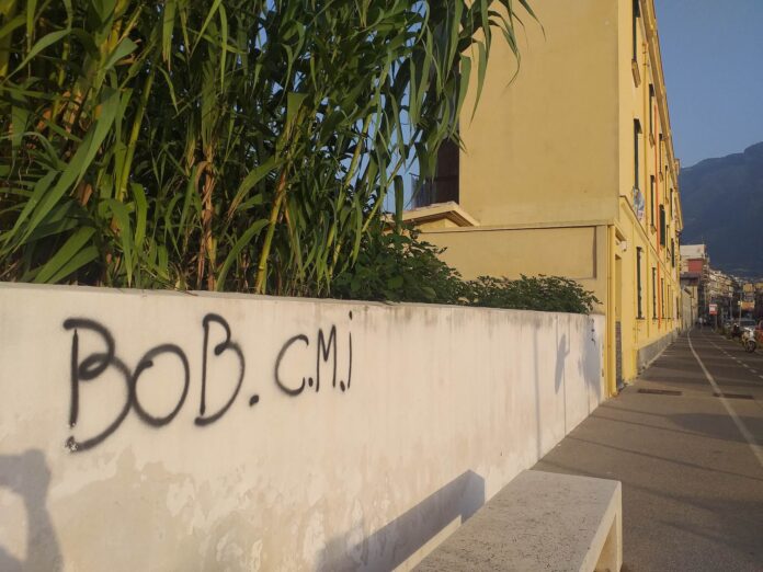 Castellammare choc, al corso De Gasperi una scritta inneggiante a un boss della camorra ucciso