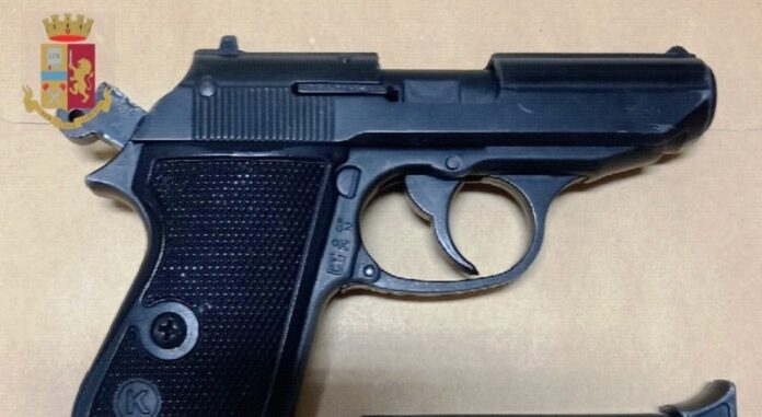 Vomero: sorpreso a bordo di uno scooter con una pistola replica