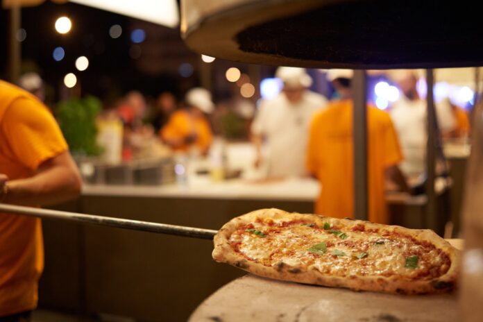 Festa della Pizza di Salerno: migliaia al taglio del nastro. Domani Galiazzo e Napoleone