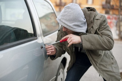 San Giorgio a Cremano, fermato 17enne mentre provava ad aprire un’auto