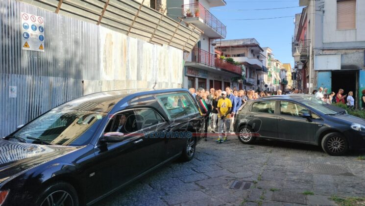 Pomigliano d’Arco, l’addio commosso della città a Frederick