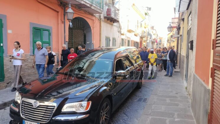 Pomigliano d’Arco, l’addio commosso della città a Frederick