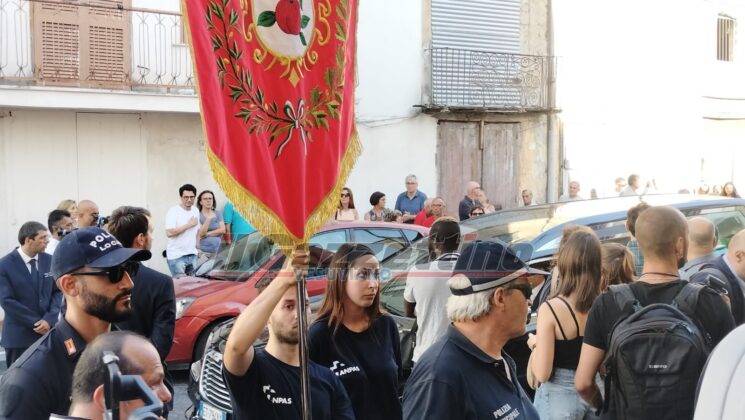 Pomigliano d’Arco, l’addio commosso della città a Frederick