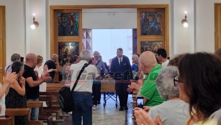 Pomigliano d’Arco, l’addio commosso della città a Frederick