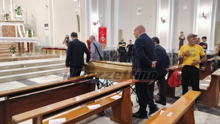 Pomigliano d’Arco, l’addio commosso della città a Frederick