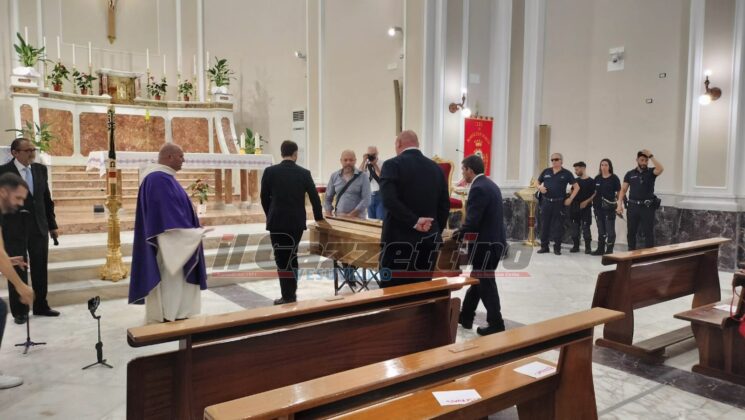 Pomigliano d’Arco, l’addio commosso della città a Frederick