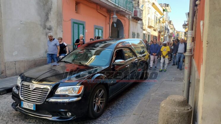 Pomigliano d’Arco, l’addio commosso della città a Frederick