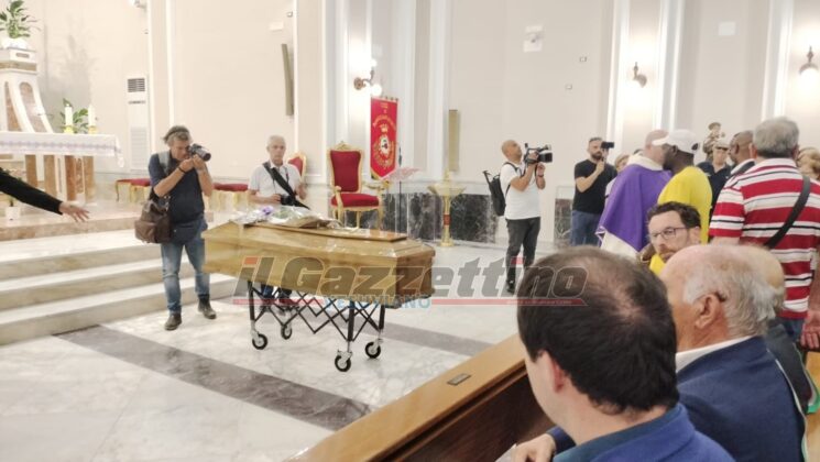 Pomigliano d’Arco, l’addio commosso della città a Frederick