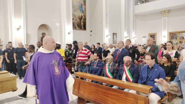 Pomigliano d’Arco, l’addio commosso della città a Frederick