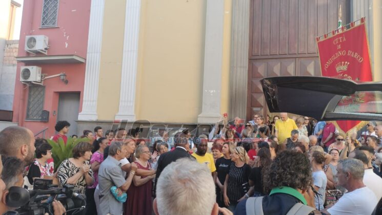 Pomigliano d’Arco, l’addio commosso della città a Frederick
