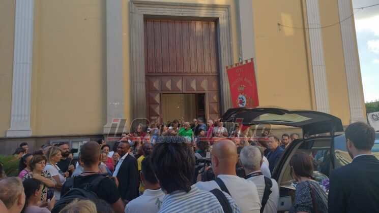 Pomigliano d’Arco, l’addio commosso della città a Frederick