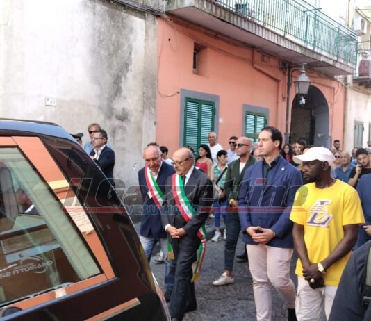 Pomigliano d’Arco, l’addio commosso della città a Frederick: "Siamo tutti un poco responsabili”