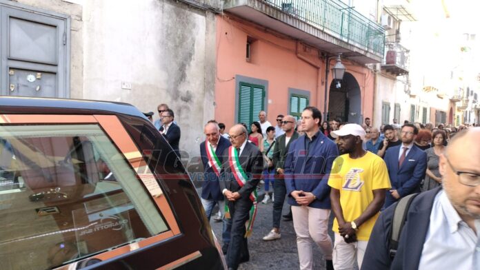 Pomigliano d’Arco, l’addio commosso della città a Frederick: "Siamo tutti un poco responsabili”