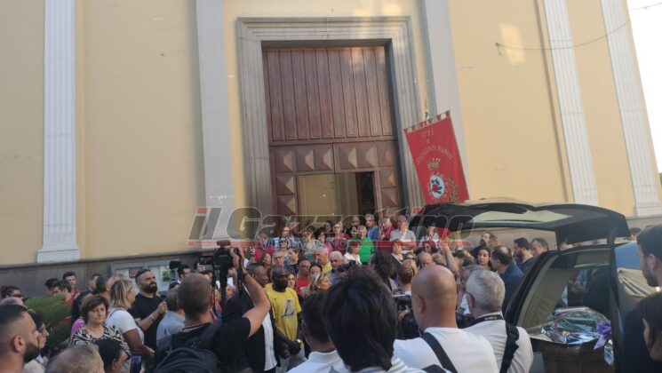 Pomigliano d’Arco, l’addio commosso della città a Frederick
