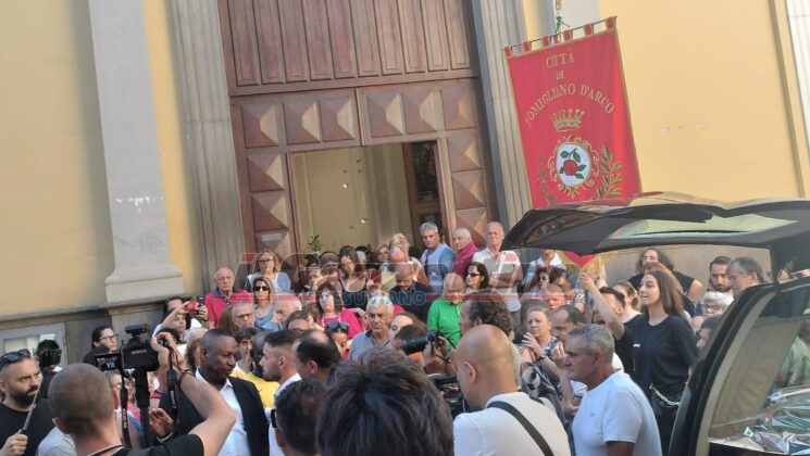 Pomigliano d’Arco, l’addio commosso della città a Frederick