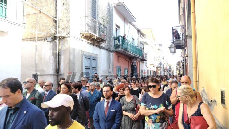 Pomigliano d’Arco, l’addio commosso della città a Frederick