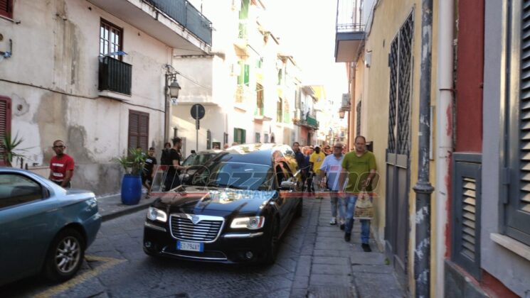 Pomigliano d’Arco, l’addio commosso della città a Frederick