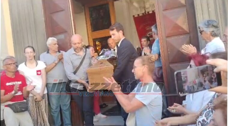 Pomigliano d’Arco, l’addio commosso della città a Frederick