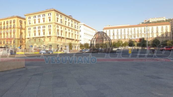 Napoli, la "Venere degli stracci" di Pistoletto colpita da un incendio: al lavoro i vigili del fuoco Napoli, la "Venere degli stracci" di Pistoletto colpita da un incendio: al lavoro i vigili del fuoco