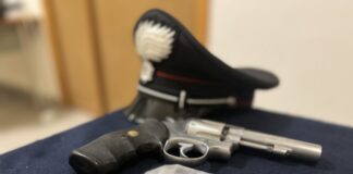 Dietro una parete l’arsenale della camorra, blitz dei carabinieri a Secondigliano: “Un borsone pieno di armi nell’intercapedine” Dietro una parete l'arsenale della camorra, blitz dei carabinieri a Secondigliano: "Un borsone pieno di armi nell'intercapedine"