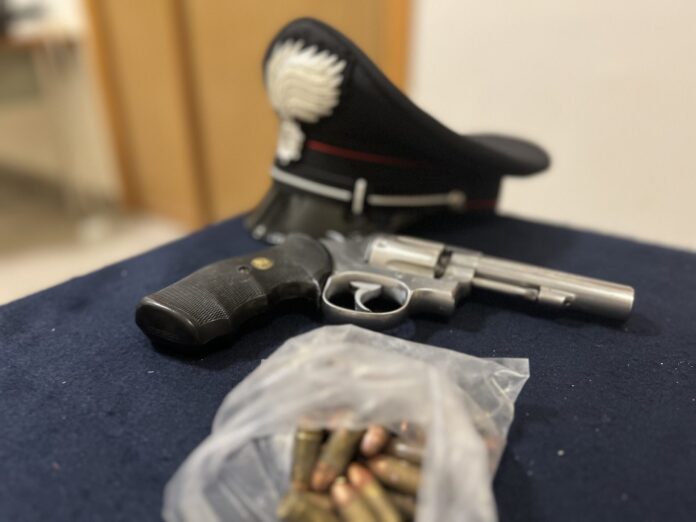 Dietro una parete l'arsenale della camorra, blitz dei carabinieri a Secondigliano: "Un borsone pieno di armi nell'intercapedine"