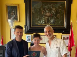 Da dieci anni, ogni estate, Patricia Cirucci, torna a Sorrento incantata "dalla bellezza del paesaggio, dall’accoglienza, dalla convivialità delle persone, dal cibo ineguagliabile". Durante il resto dell'anno, nei momenti liberi, cucina per gli amici ricette di piatti tipici sorrentini, e decanta loro le tante attrattive della terra delle sirene. Quest'anno l'occasione è stata speciale. Lei, avvocato, residente in California, negli Stati Uniti, ha deciso di sposare Dustin Coleman, anche lui californiano, ingegnere e docente universitario, proprio nella cittadina costiera. Le nozze si sono celebrate ieri in una nota struttura della zona. Per premiare la "fedeltà" di Patricia a questa terra, il sindaco di Sorrento, Massimo Coppola, ha voluto ricevere i novelli sposi al Palazzo Municipale. Una visita, questa, che giunge a coronamento di una settimana di festeggiamenti conclusa proprio questa mattina, con un saluto ad amici e parenti, tutti provenienti dagli Stati Uniti. Dopo avere ringraziato la coppia per il loro passione per Sorrento, il primo cittadino ha voluto donare loro una scatola intarsiata, prodotta da maestri artigiani locali, come regalo per il loro giorno più bello e come invito a tornare anche il prossimo anno.