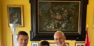 Da dieci anni, ogni estate, Patricia Cirucci, torna a Sorrento incantata "dalla bellezza del paesaggio, dall’accoglienza, dalla convivialità delle persone, dal cibo ineguagliabile". Durante il resto dell'anno, nei momenti liberi, cucina per gli amici ricette di piatti tipici sorrentini, e decanta loro le tante attrattive della terra delle sirene. Quest'anno l'occasione è stata speciale. Lei, avvocato, residente in California, negli Stati Uniti, ha deciso di sposare Dustin Coleman, anche lui californiano, ingegnere e docente universitario, proprio nella cittadina costiera. Le nozze si sono celebrate ieri in una nota struttura della zona. Per premiare la "fedeltà" di Patricia a questa terra, il sindaco di Sorrento, Massimo Coppola, ha voluto ricevere i novelli sposi al Palazzo Municipale. Una visita, questa, che giunge a coronamento di una settimana di festeggiamenti conclusa proprio questa mattina, con un saluto ad amici e parenti, tutti provenienti dagli Stati Uniti. Dopo avere ringraziato la coppia per il loro passione per Sorrento, il primo cittadino ha voluto donare loro una scatola intarsiata, prodotta da maestri artigiani locali, come regalo per il loro giorno più bello e come invito a tornare anche il prossimo anno.