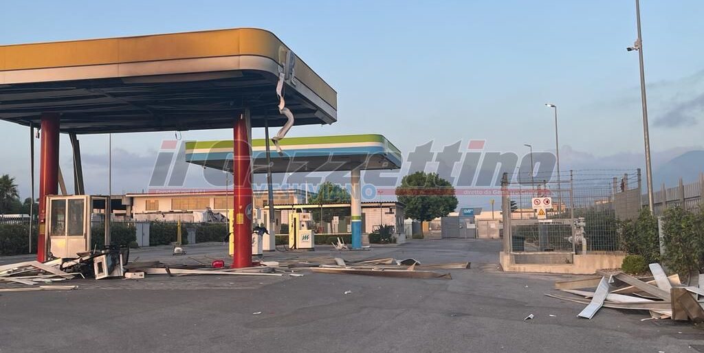 Pompei, bomba al distributore