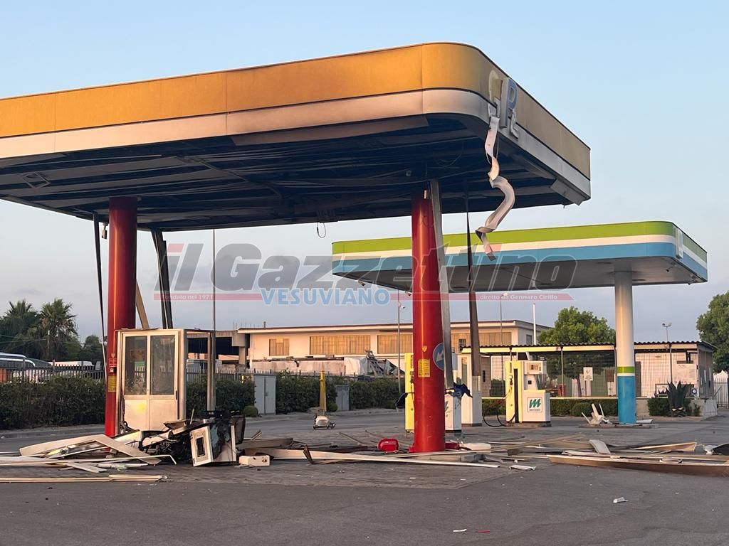 Pompei, bomba al distributore carburanti