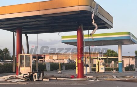 bomba al distributore carburanti via Mariconda