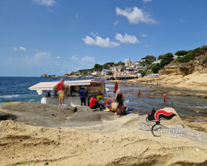 Napoli: dal lido abusivo alla barca bar. Controlli dei carabinieri e della capitaneria