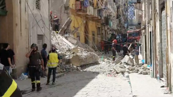 Crollo della palazzina a Torre del Greco, escluso il coinvolgimento dei passanti: aperta inchiesta per crollo colposo. Il caso dell'ordinanza del 2013