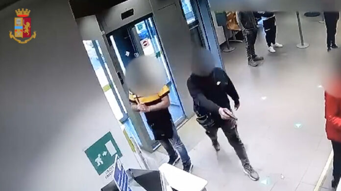 Rapinavano banche e uffici postali in tutta la Campania, 7 arresti: a capo della banda Vincenzo Esposito alias "Il Francese"