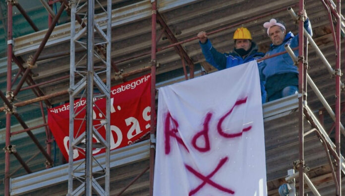 Abolizione del Reddito di Cittadinanza, presidio a Napoli presso l'Inps: "Le guerre tra poveri le vincono i ricchi"