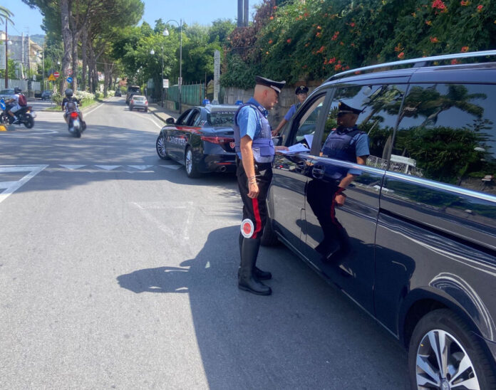 Sorrento: Ncc, Taxi e “navette abusive” nel mirino dei controlli dei carabinieri. "In pochi giorni controllati 190 veicoli"