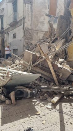 Palazzina crollata a Torre del Greco: estratti vivi quattro dispersi. Ancora non chiare le cause - VIDEO -