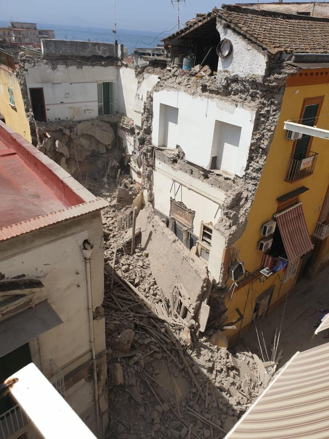 Torre del Greco crollo palazzina centro storico (4) Palazzina crollata a Torre del Greco: estratti vivi quattro dispersi. Ancora non chiare le cause