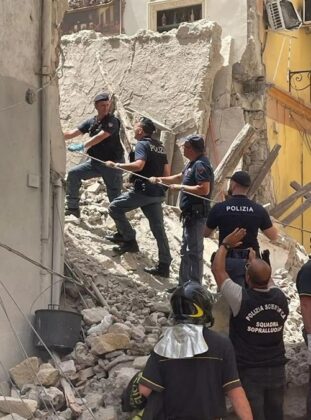 Palazzina crollata a Torre del Greco: estratti vivi quattro dispersi. Ancora non chiare le cause - VIDEO -