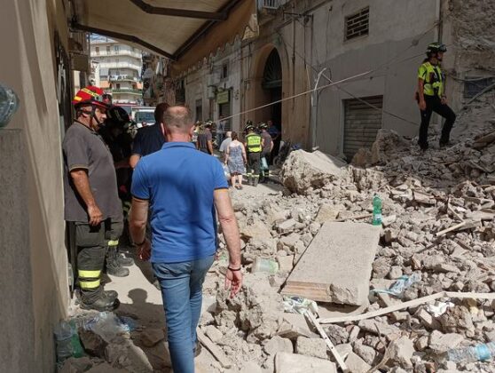 Palazzina crollata a Torre del Greco: estratti vivi quattro dispersi