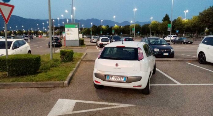 Lite nel parcheggio del "Vulcano Buono", morto 28enne accoltellato. L'assassino ha confessato