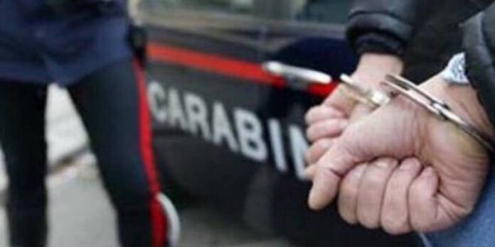 Secondigliano: la sua ex è dal parrucchiere, lui attende che esca per minacciarla. Arrestato 52enne