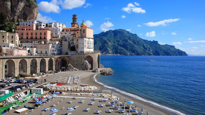 Atrani, spiaggia libera: 1 euro il ticket d’ingresso
