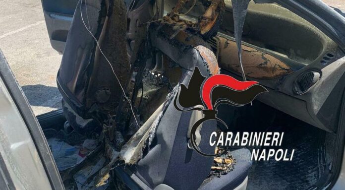 Afragola: picchiata dal compagno fugge dai Carabinieri. Lui la segue e le incendia l'auto, 37enne in manette