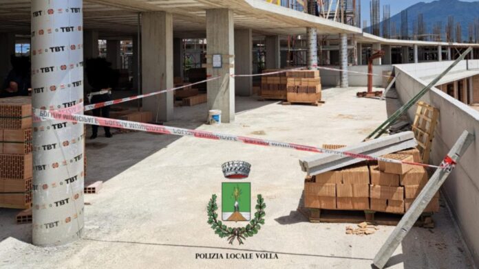 Volla: operaio cade da solaio in costruzione, ricoverato con prognosi riservata. Indaga la Polizia Locale