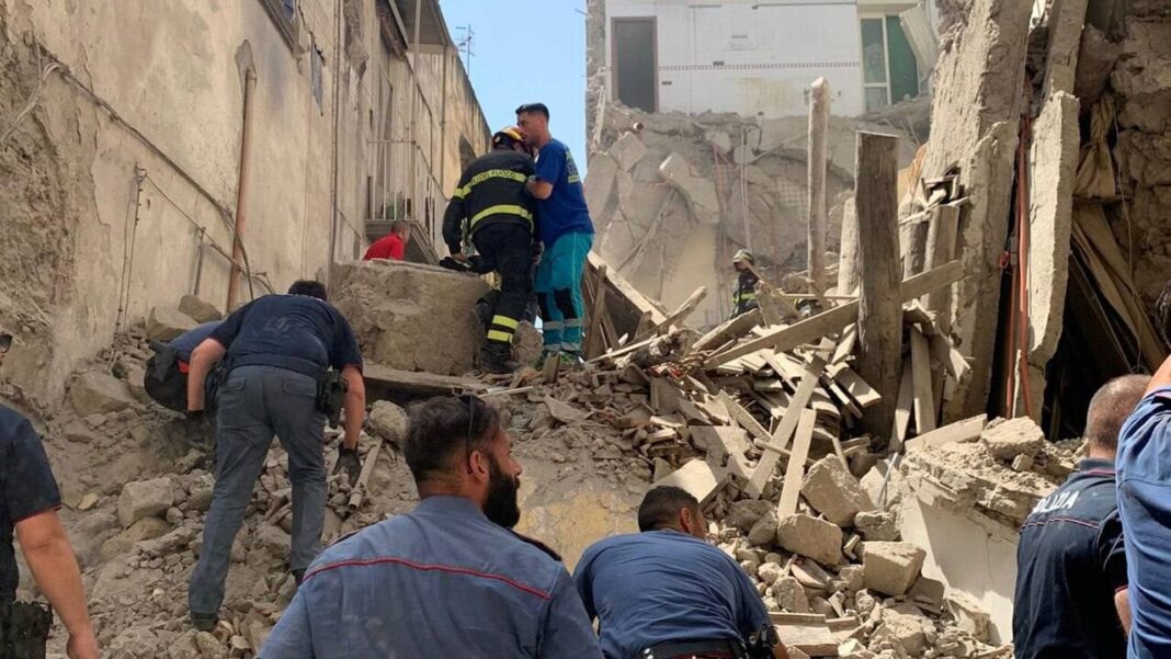 crollo torre del greco soccorsi