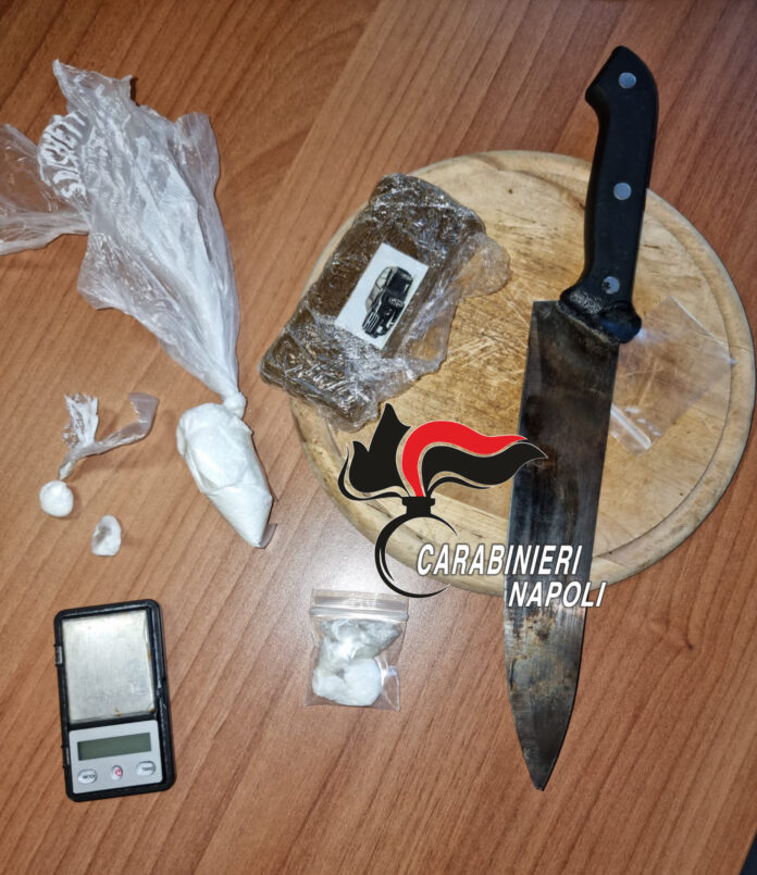 Pusher arrestato dopo spericolato inseguimento tra le terrazze di Scampia